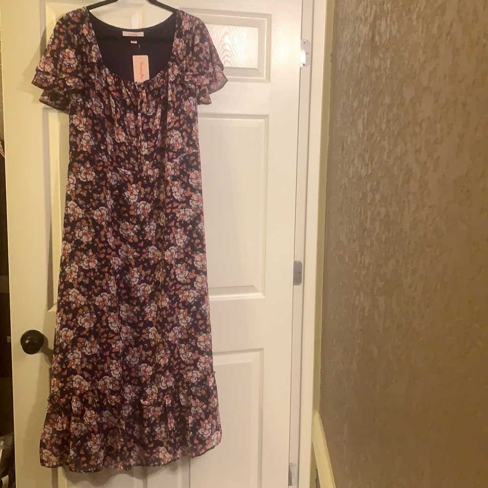 Brand New!  Beautiful, lightweight, flowered maxi-dress!  A summer must-have! 😉